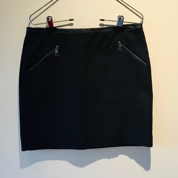 Banana Republic Dresses & Skirts - NWOT BANANA REPUBLIC BLACK MINI SKIRT